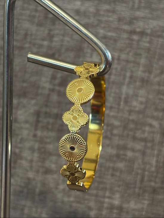 Jewelry - Gold Floral Medallion Women’s Bracelet - Elegant Accent
